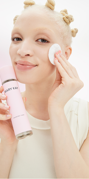 Modelo aplicando del T&oacute;nico Balanceador Mary Kay&reg; en la mejilla